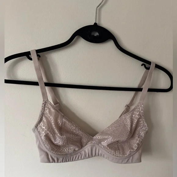 Knix Wireless Bra XS – Nude Blush Lace Detail, Lightweight & Comfortable - Picture 2 of 6